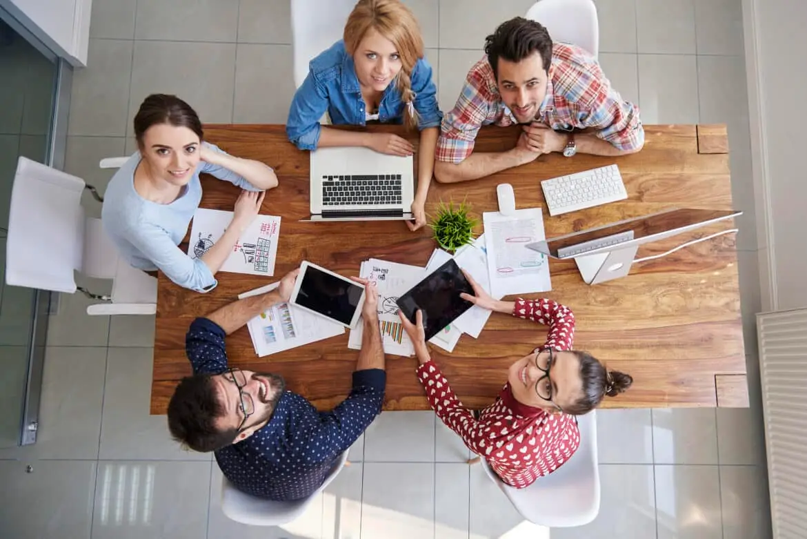 Team connesso, simbolo della cultura CRM condivisa.